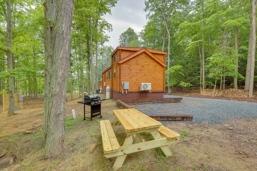 Stunning Views! 3-cabin Retreat on 400-acre Farm