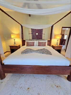 Room - Welcome in the island breeze or head outside to sit on the large deck, (San Pedro Town)