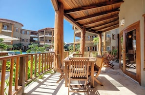 Outdoor dining - Welcome in the island breeze or head outside to sit on the large deck, (San Pedro Town)