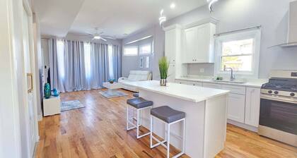 Fabulous 3-bedroom townhome with AC in vibrant Chicago