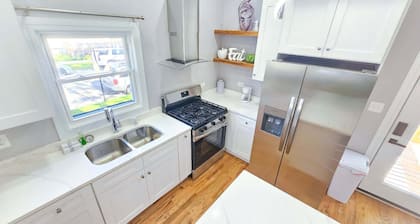 Fabulous 3-bedroom townhome with AC in vibrant Chicago