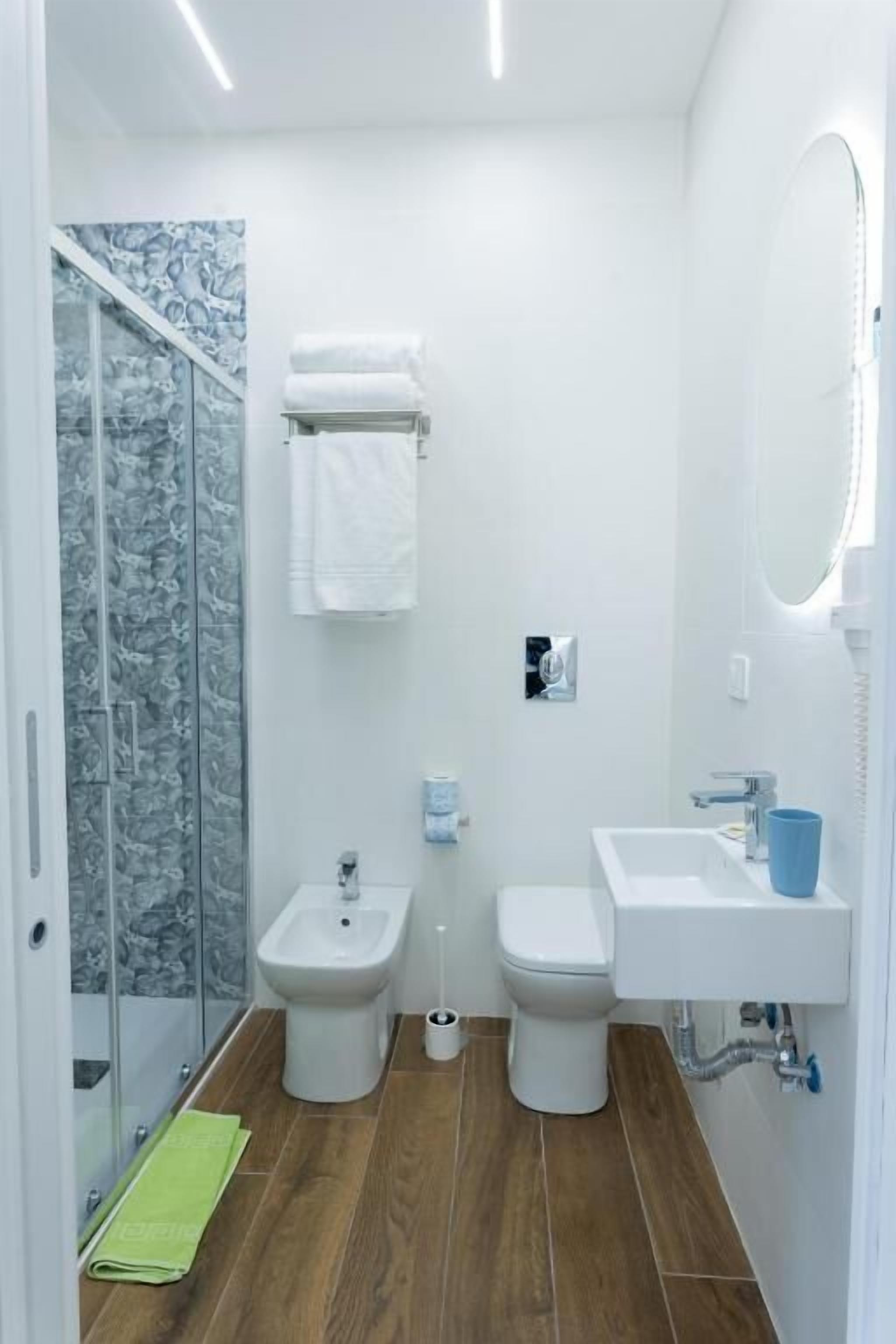 Superior-Doppelzimmer, Balkon, Stadtblick | Badezimmer