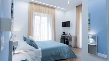 Superior-Doppelzimmer, Balkon, Stadtblick | Zimmersafe, schallisolierte Zimmer, Bügeleisen/Bügelbrett