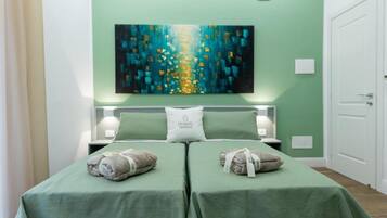 Deluxe-Doppel- oder -Zweibettzimmer, Balkon, Stadtblick | Zimmersafe, schallisolierte Zimmer, Bügeleisen/Bügelbrett