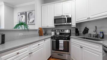Coffee/tea maker, fridge, microwave, oven