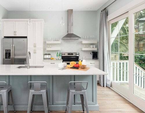 Walk Everywhere! 16BR Retreat, 4 Pools, Sleeps 32+