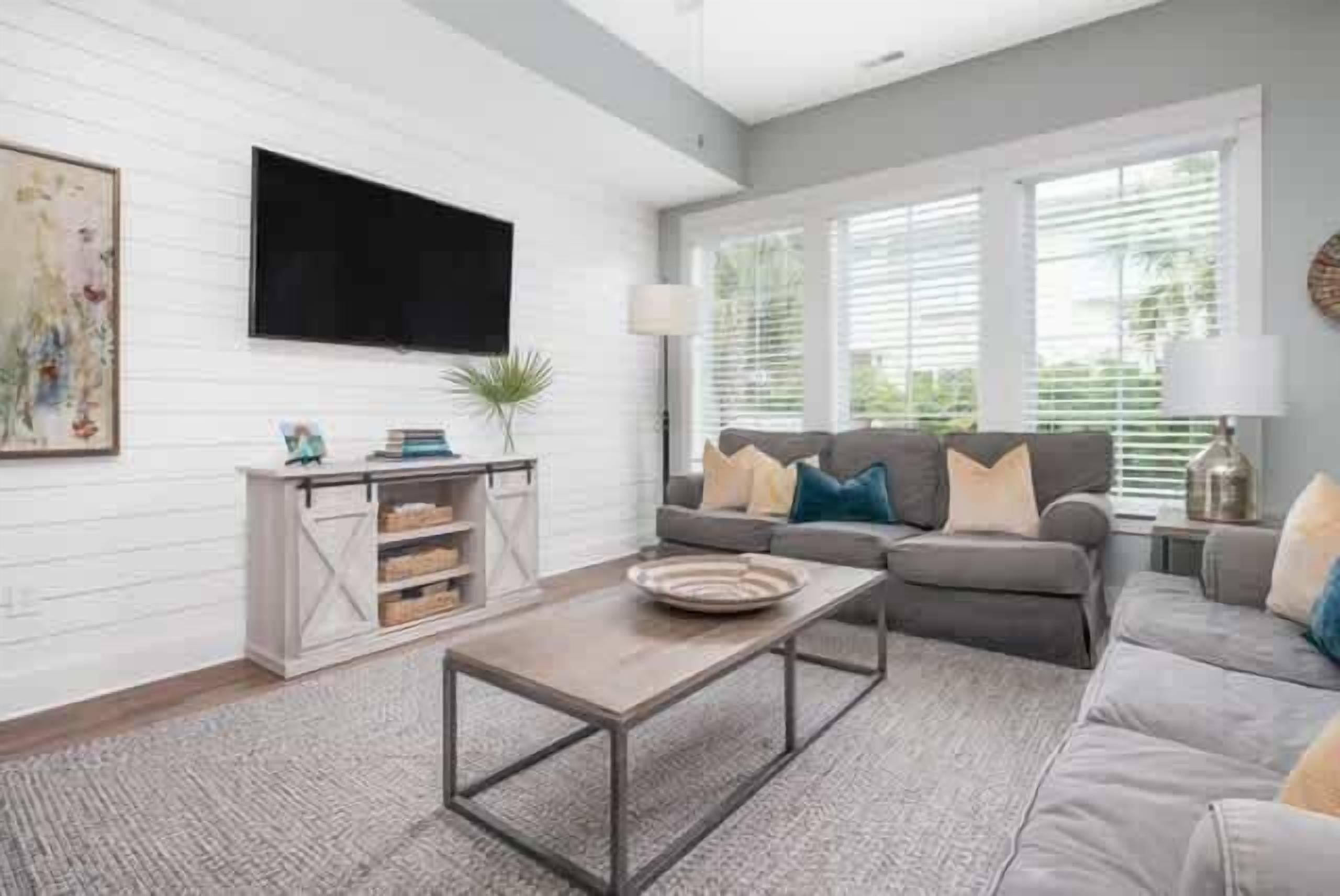 Walk Everywhere! 16br Retreat, 4 Pools, Sleeps 32+ - Folly Beach, SC