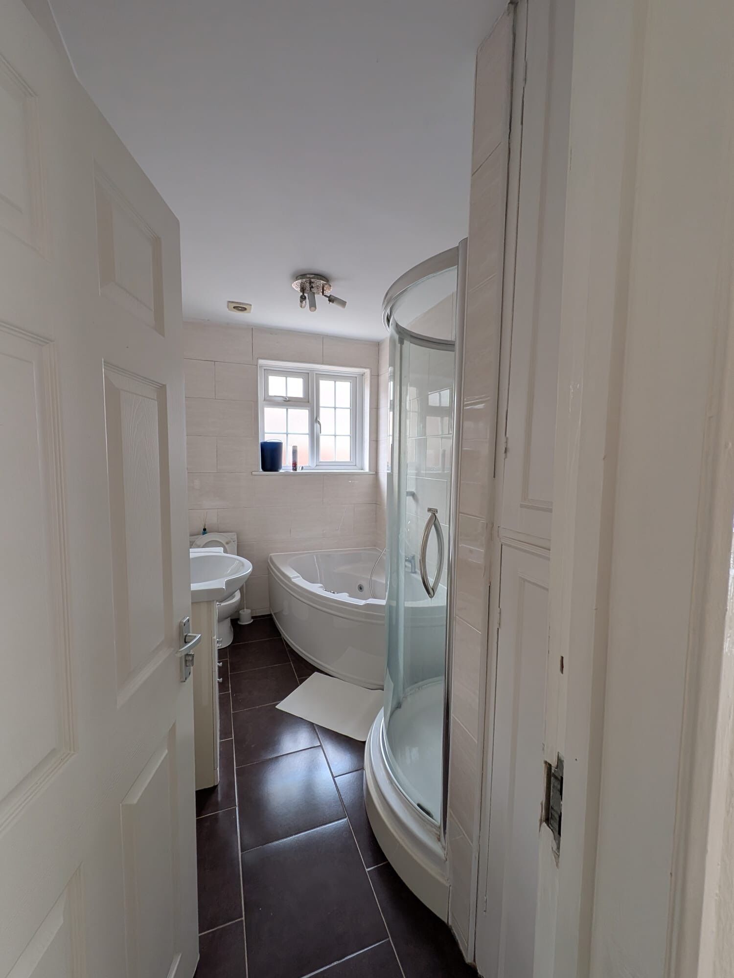 Een douche, een bubbelbad, toiletpapier