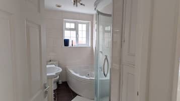 Een douche, een bubbelbad, toiletpapier