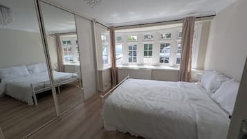 4 slaapkamers, een strijkplank/strijkijzer, wifi, beddengoed