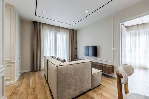 Metropolitan Living | 1BR Balcony Apartment by PikHost