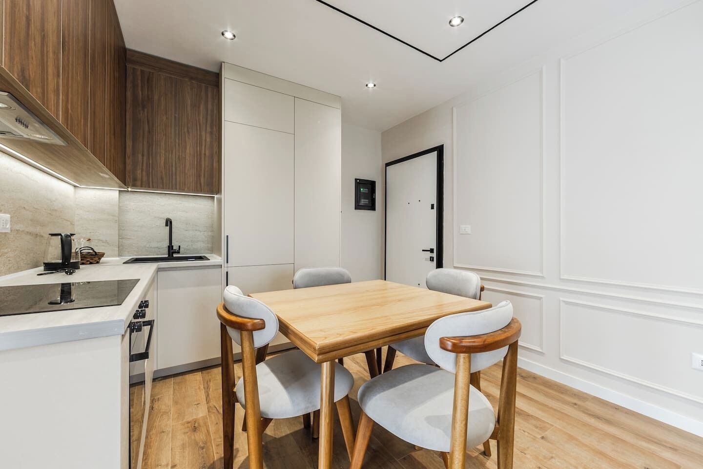 Réfrigérateur, four, plaque de cuisson, tables à manger