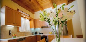 Wasserkocher mit Kaffee-/Teezubehör, Kühlschrank, Ofen, Herdplatte