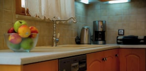 Wasserkocher mit Kaffee-/Teezubehör, Kühlschrank, Ofen, Herdplatte