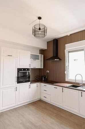 Coffee/tea maker, fridge, microwave, oven - Modern 3 Bedroom Apartment in Quiet Budva with 2 Balconies (Budva)