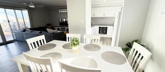 The Blue Swimmer-Lovely holiday home with distant sea views. Free Wifi!