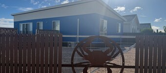 The Blue Swimmer-Lovely holiday home with distant sea views. Free Wifi!