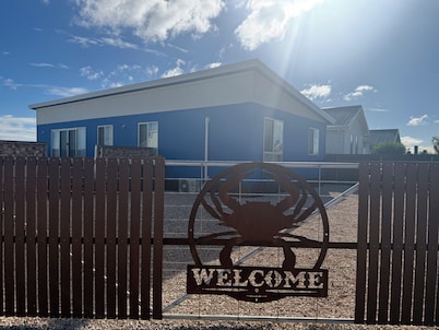 The Blue Swimmer-Lovely holiday home with distant sea views. Free Wifi!