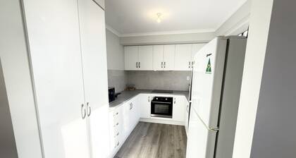 The Blue Swimmer-Lovely holiday home with distant sea views. Free Wifi!