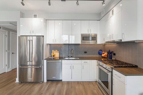 Riverfront condo 2BR 2BA, near NDU, w/roof deck & pkg