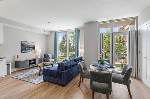 Riverfront condo 2BR 2BA, near NDU, w/roof deck & pkg