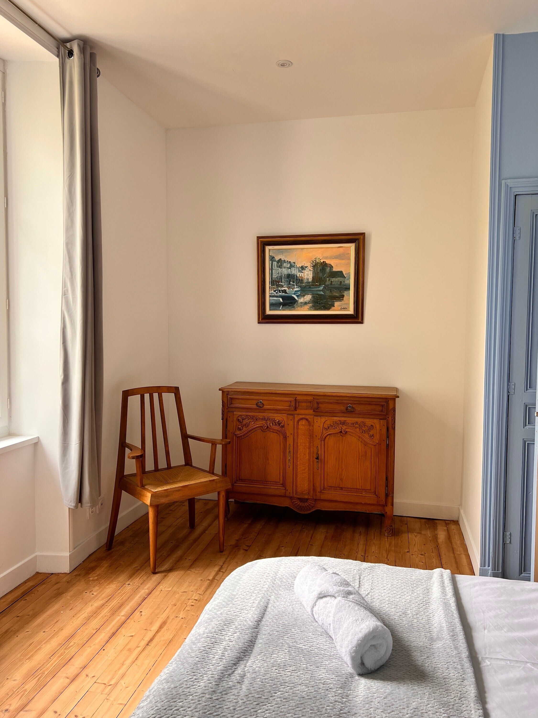 Iron/ironing board, WiFi, bed sheets