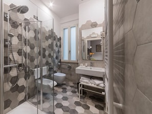 Dusche, Haartrockner, Bidet, Handtücher