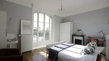 5 bedrooms, iron/ironing board, free WiFi, bed sheets