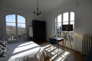 5 bedrooms, iron/ironing board, free WiFi, bed sheets