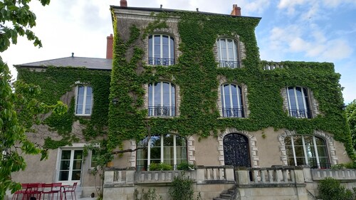 Elégante demeure art déco avec piscine et vue sur Loire aux portes d'Orléans