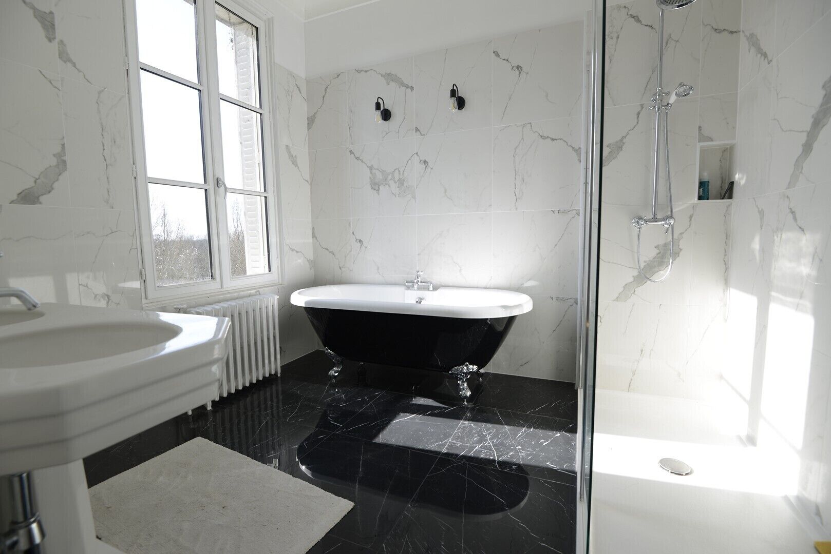 Douche, sèche-cheveux, serviettes fournies, savon