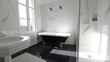 Douche, sèche-cheveux, serviettes fournies, savon