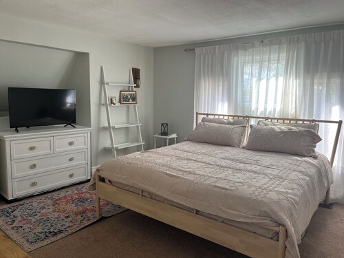 Pollinator’s Paradise - cozy 2BR; sleeps 7; park free!