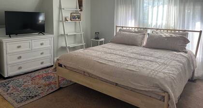 Pollinator’s Paradise - cozy 2BR; sleeps 7; park free!