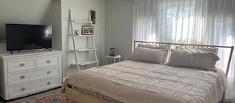 Pollinator’s Paradise - cozy 2BR; sleeps 7; park free!