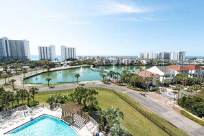 Ein Resort mit Schwimmbad, Springbrunnen und Meerblick.