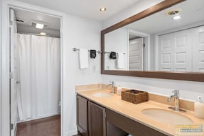Apartment, 2 Bedrooms | Bathroom | Shampoo - Beachfront 2br 11th Floor Views, Saida Royale Spi 2 Bedroom Apts (South Padre Island)