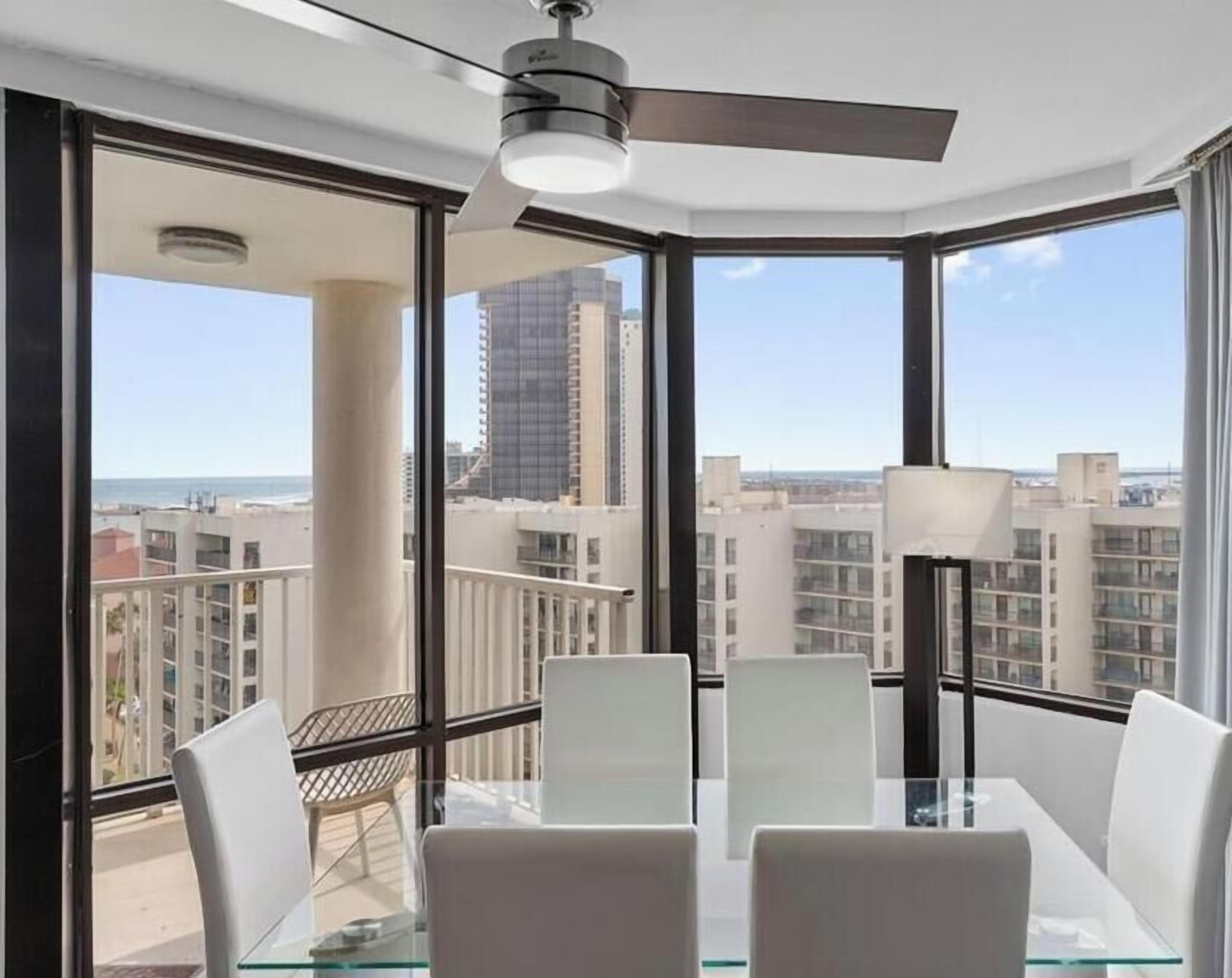 Apartment, 2 Bedrooms | Dining
