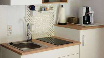 Fridge, stovetop, coffee/tea maker, electric kettle