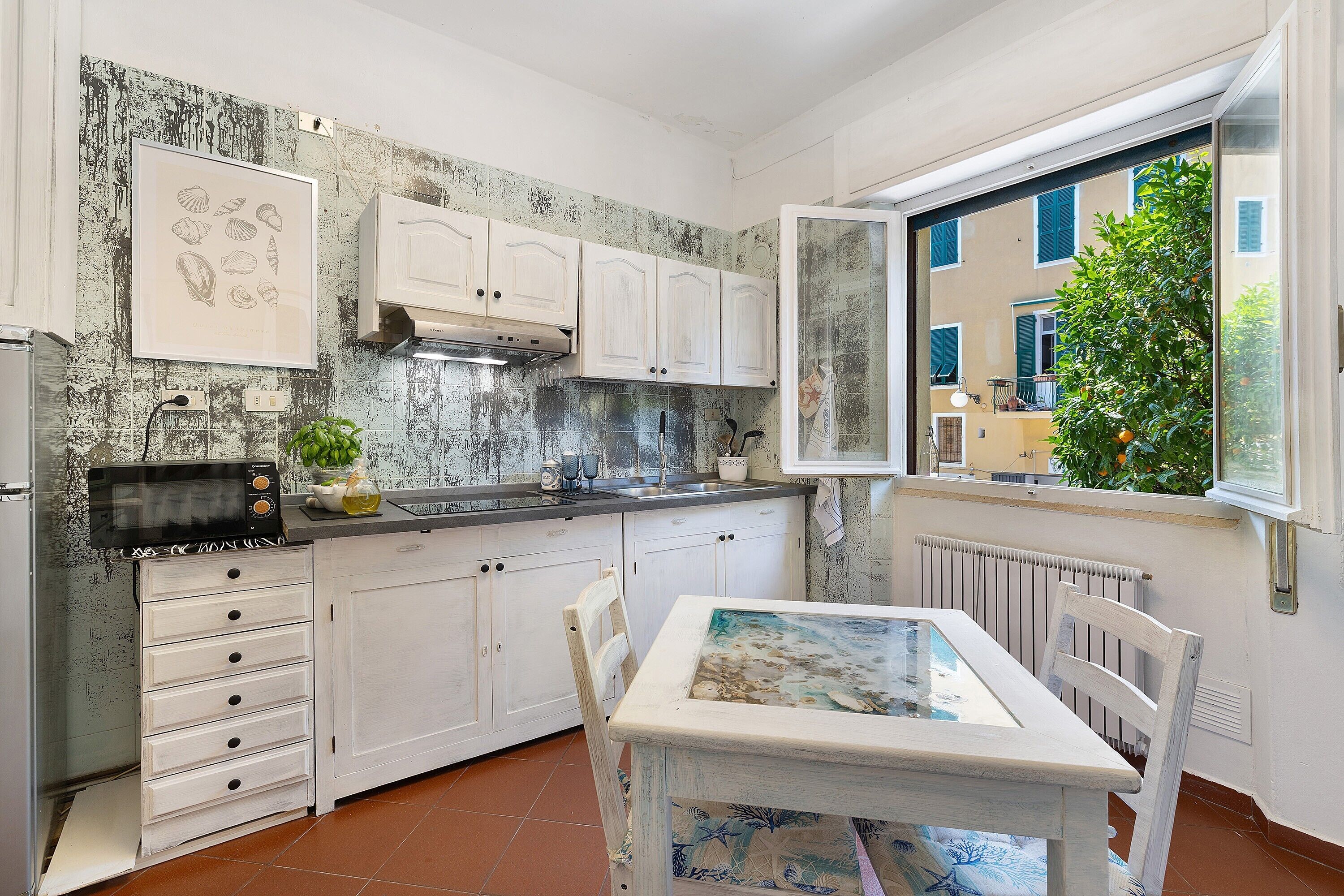 Frigorifero, microonde, forno, piano cottura