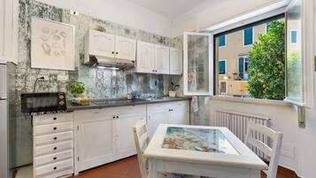 Frigorifero, microonde, forno, piano cottura