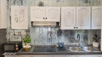 Geladeira, micro-ondas, fogão, cooktop