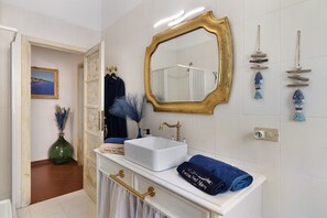 Een douche, een haardroger, handdoeken
