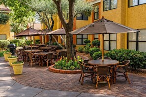 Outdoor dining - Cozy 1-bedroom hotel with AC in charming Las Vegas (Las Vegas)