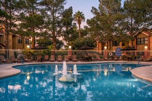 Pool - Cozy 1-bedroom hotel with AC in charming Las Vegas (Las Vegas)