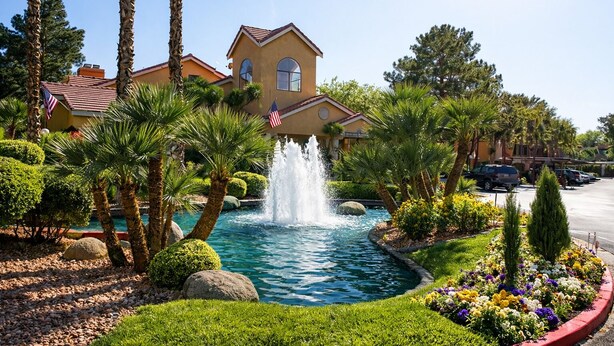 A hotel with a swimming pool, palm trees, and a fountain. - Cozy 1-bedroom hotel with AC in charming Las Vegas (Las Vegas)