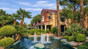 A hotel with a fountain, palm trees, and well-maintained landscaping. - Cozy 1-bedroom hotel with AC in charming Las Vegas (Las Vegas)