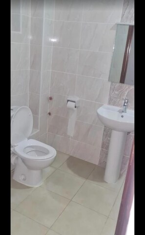 Habitación Deluxe con 1 cama matrimonial o 2 individuales, vista al jardín | Baño