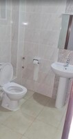 Habitación Deluxe con 1 cama doble o 2 individuales, vistas al jardín | Baño | Zapatillas