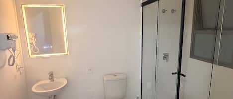 Regadera, secadora de cabello, toallas, papel de baño